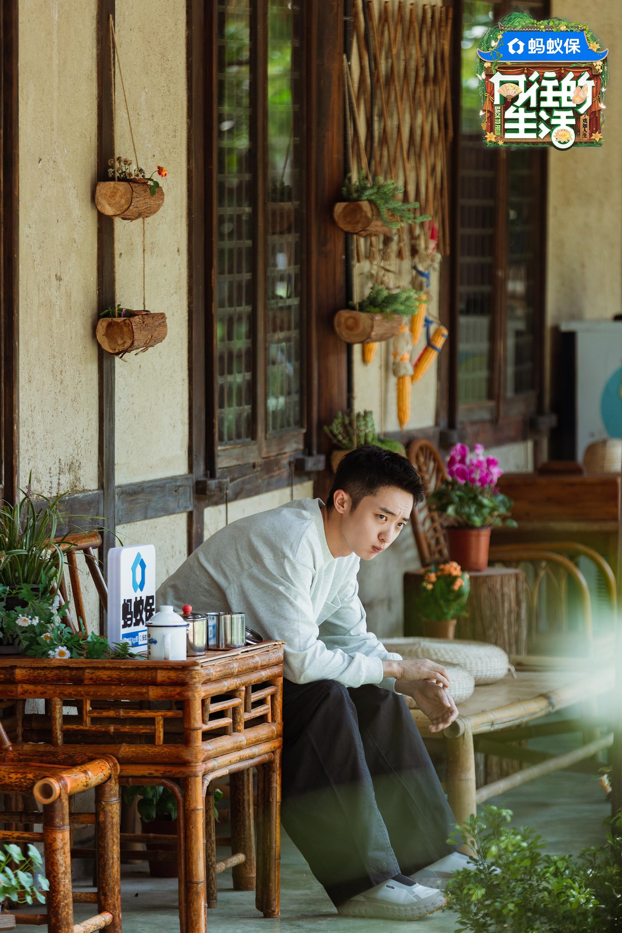 瞧白宇帆拉着行李箱上节目，装的全是家乡特色，石榴柿子石子馍，这真诚模样太有亲和力