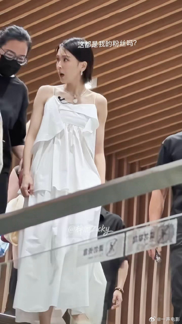 曾沛慈对自己的人气一无所知粉丝热情满满，姐姐温柔回应，这样的互动看着特别暖心乘风