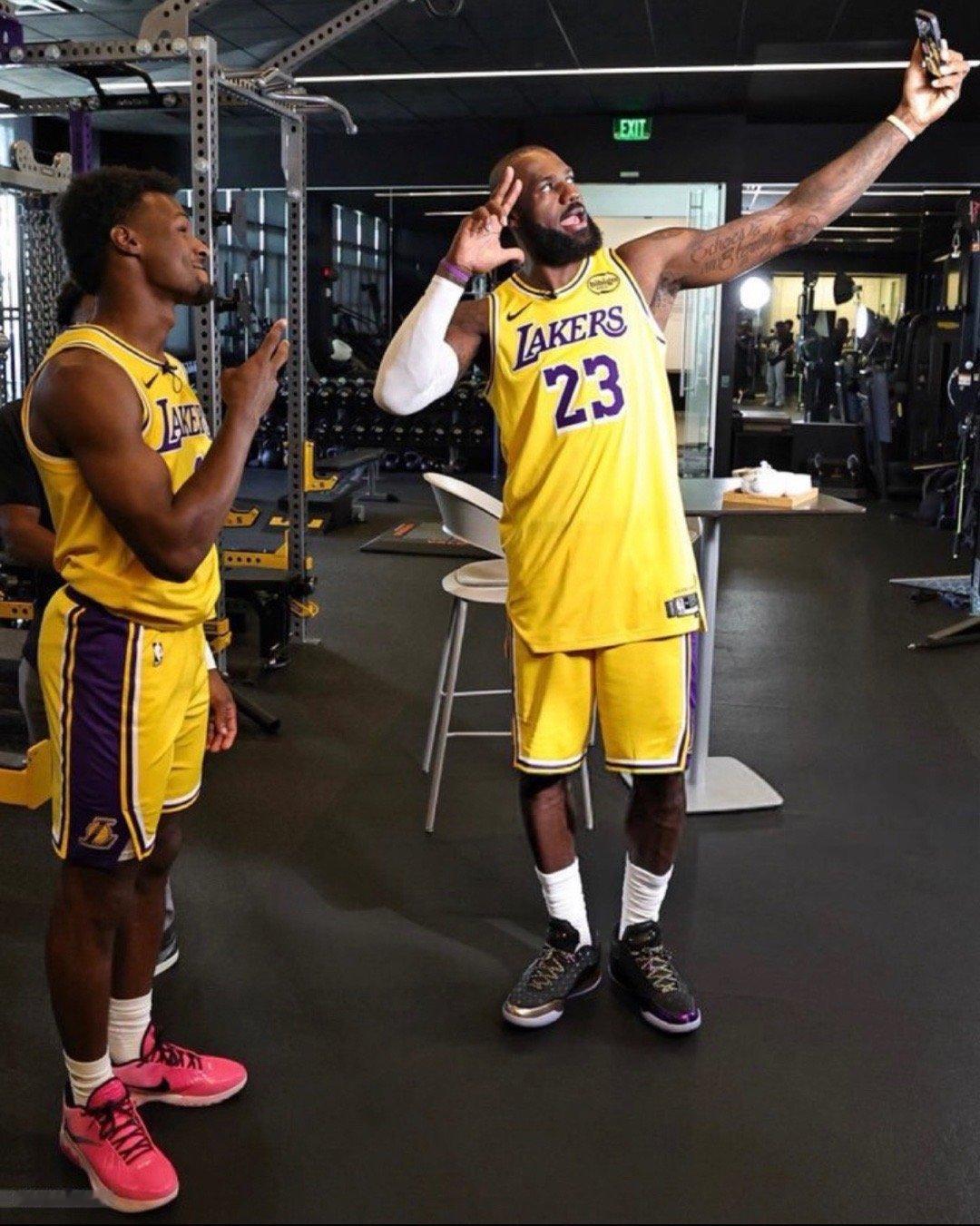 LeBron James & Bronny James这张照片太酷了！ ​​​