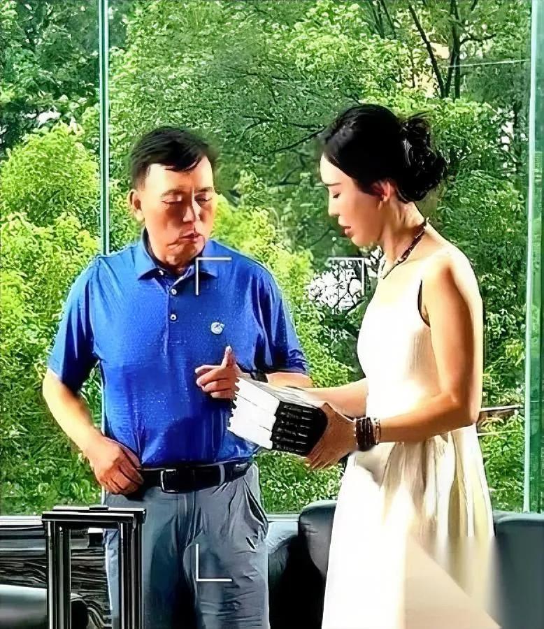 田朴珺捧着三本书找段永平

是她写的那三本鸡汤

可段永平的反应，比她书里的“狠