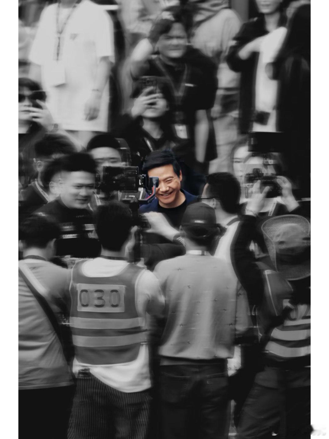 🍠上刷到一张王一博粉丝在抓拍的雷总神图，雷军的笑容成了画面唯一的亮色，被镜头包