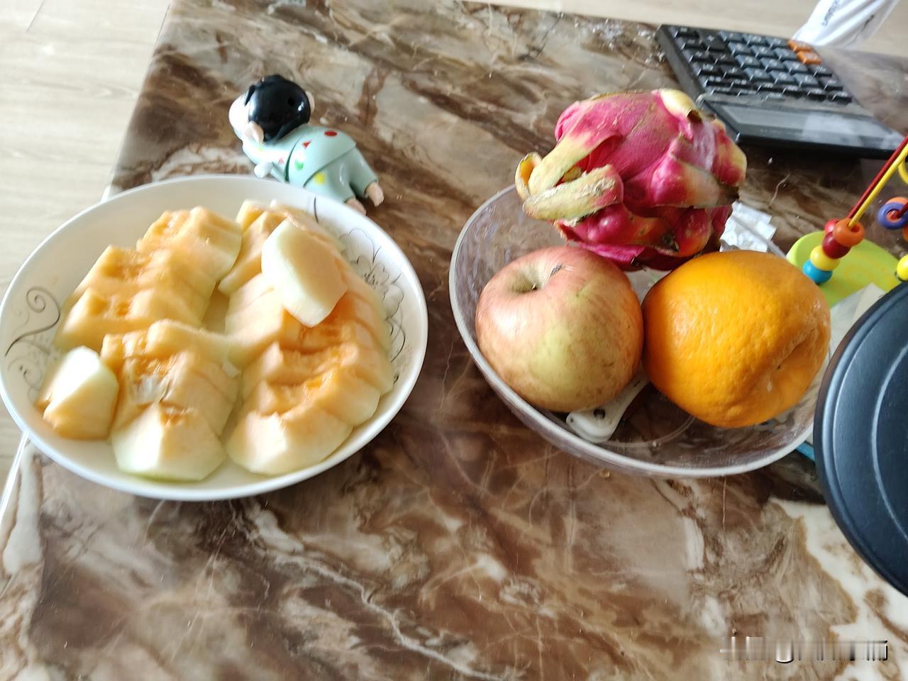 12点55分，随着最后一块甜瓜入肚，今天的“过午不食”开启。
如今的减肥控重，不