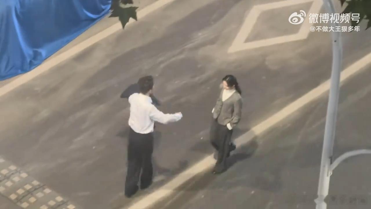 窦骁刘浩存 庄图南李佳该有的样子 路人镜头下的《主角》路透，窦骁和刘浩存状态俱佳