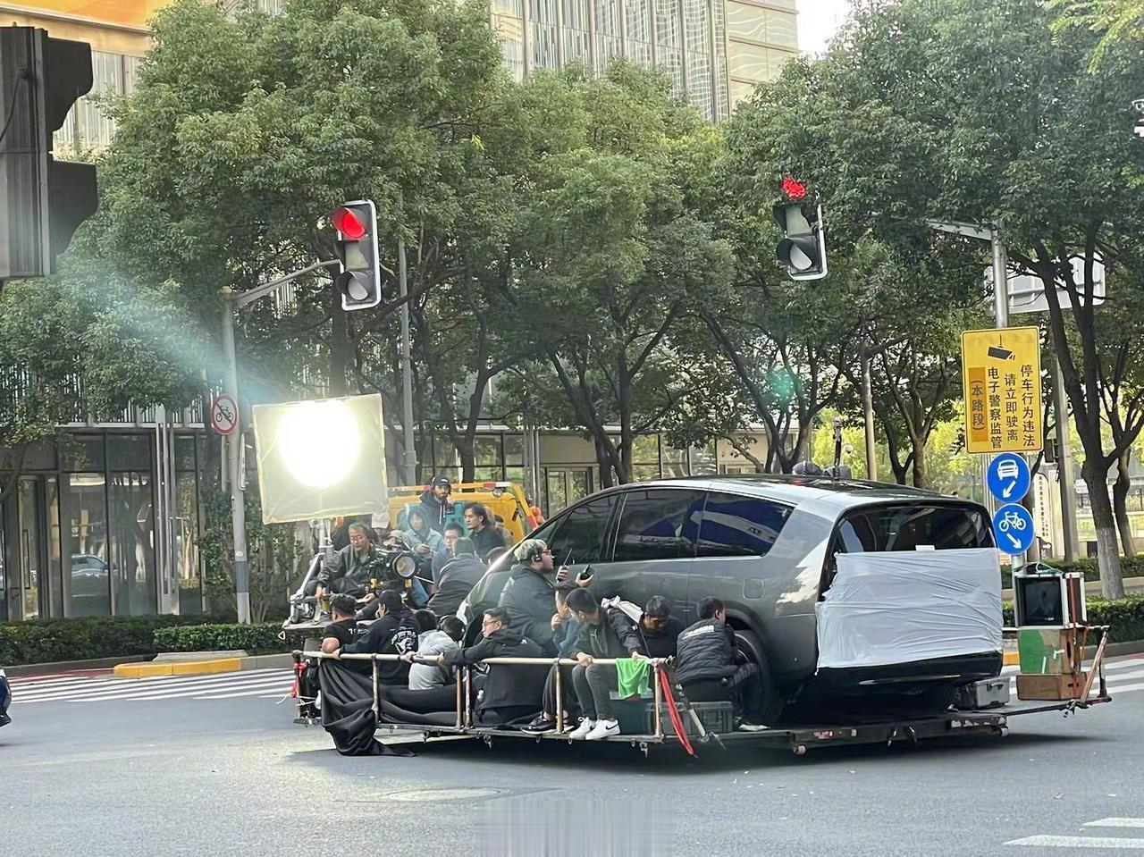 网友拍到理想MEGA在上海街头拍广告宣传片
提问：车上一共有多少工作人员？[吐舌