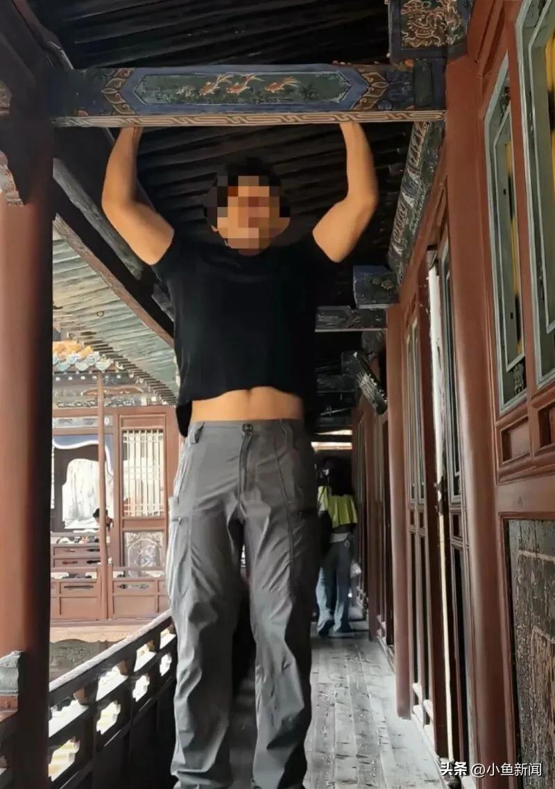没有敬畏感，就容易办错事。
某博主为了流量也是拼了，在悬空寺的木构件上做引体向上