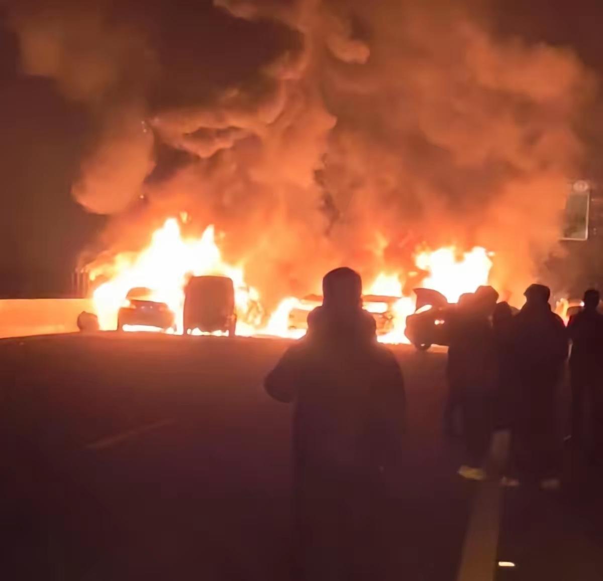 高速上拉烟花，那简直就是拉着一颗不定时炸弹啊！
 
就在昨天晚上，醴娄高速湘潭段