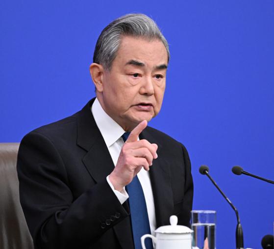 现在不管日本背后有没有美国，我们已经不打算继续等下去了，王毅曾表示，我们有权对日