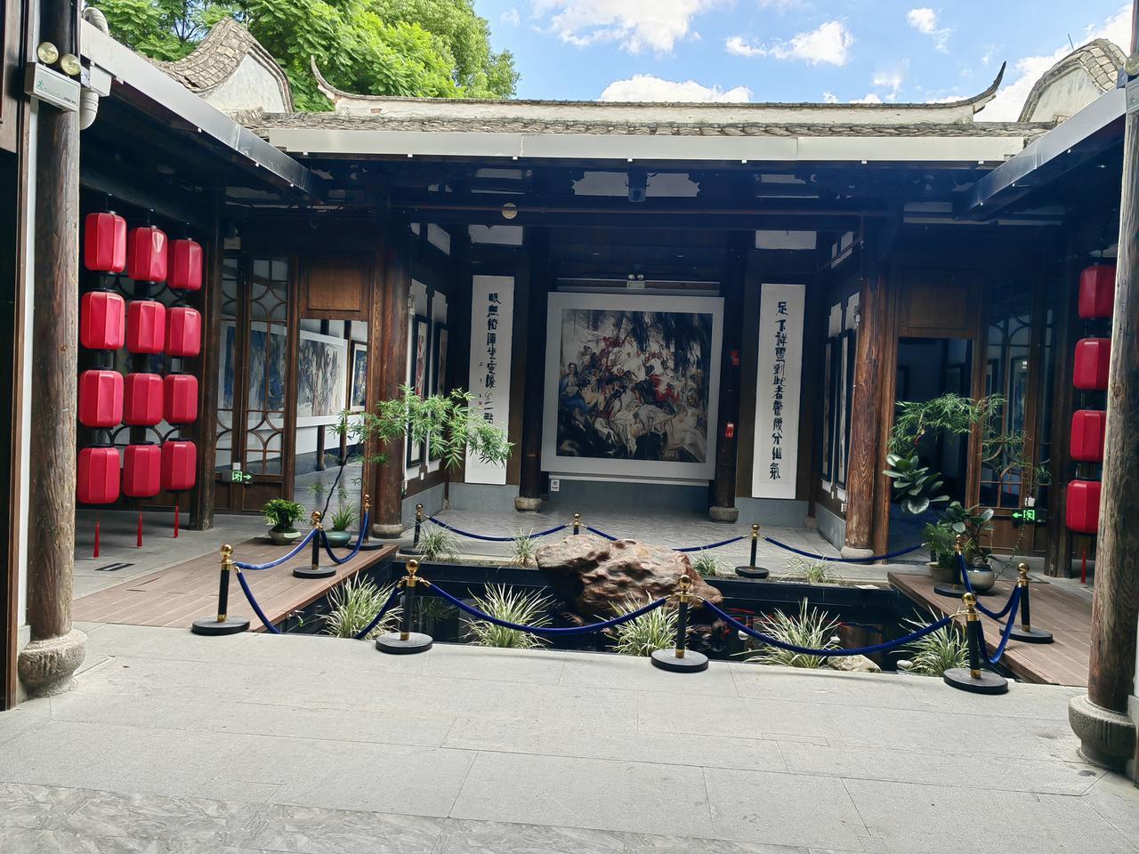 今日阳光不算强烈，气温也不算高，我与女儿随心决定出去走走。于是，我们搭乘地铁来到