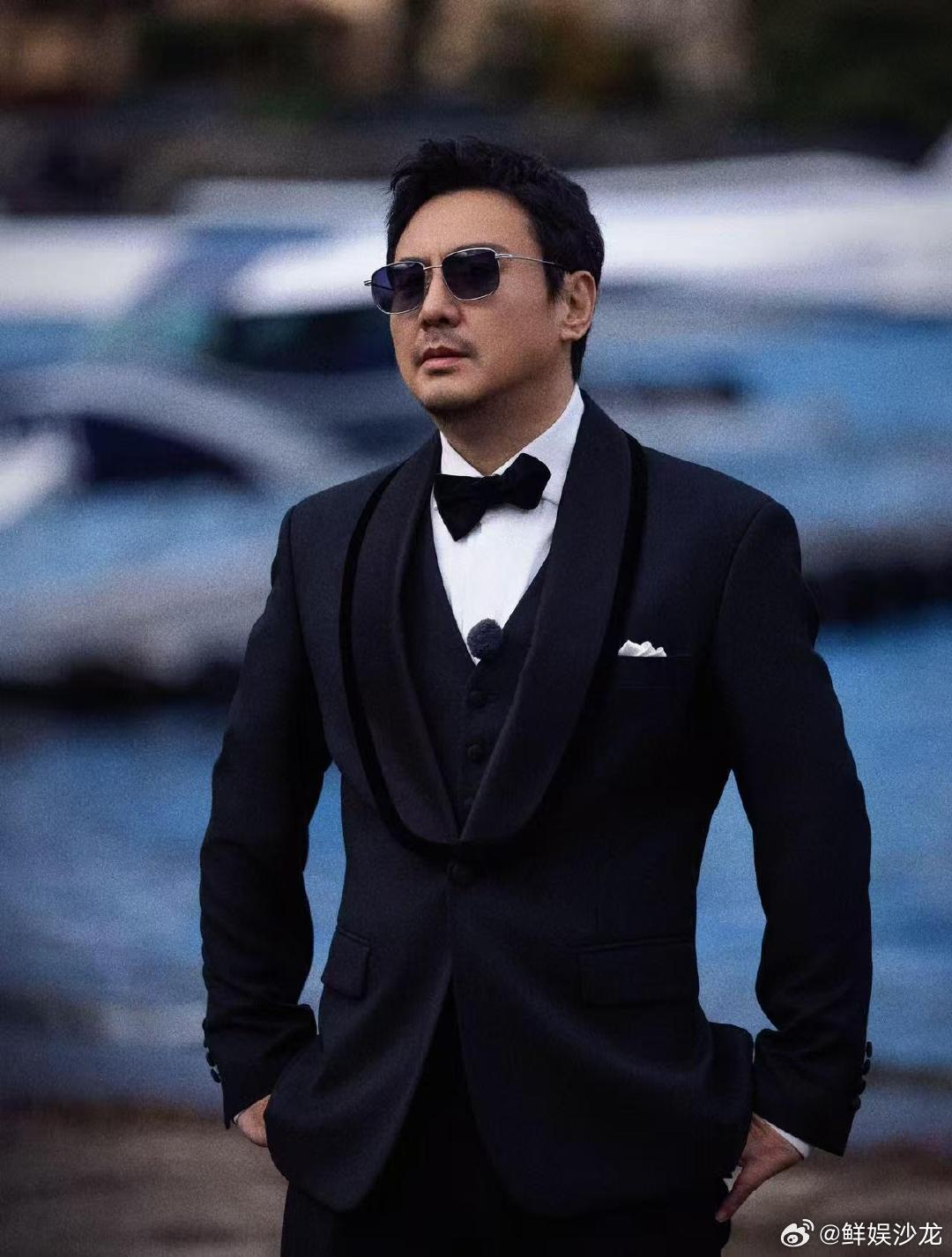 对沈腾182有了实感 腾哥一出手就知有没有，西装造型搭配182的身高，军艺校草的