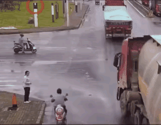 关键时刻摔了一跤，也真倒霉，但关键的生死时刻，逢凶化吉，这是本“不该发生的故事”