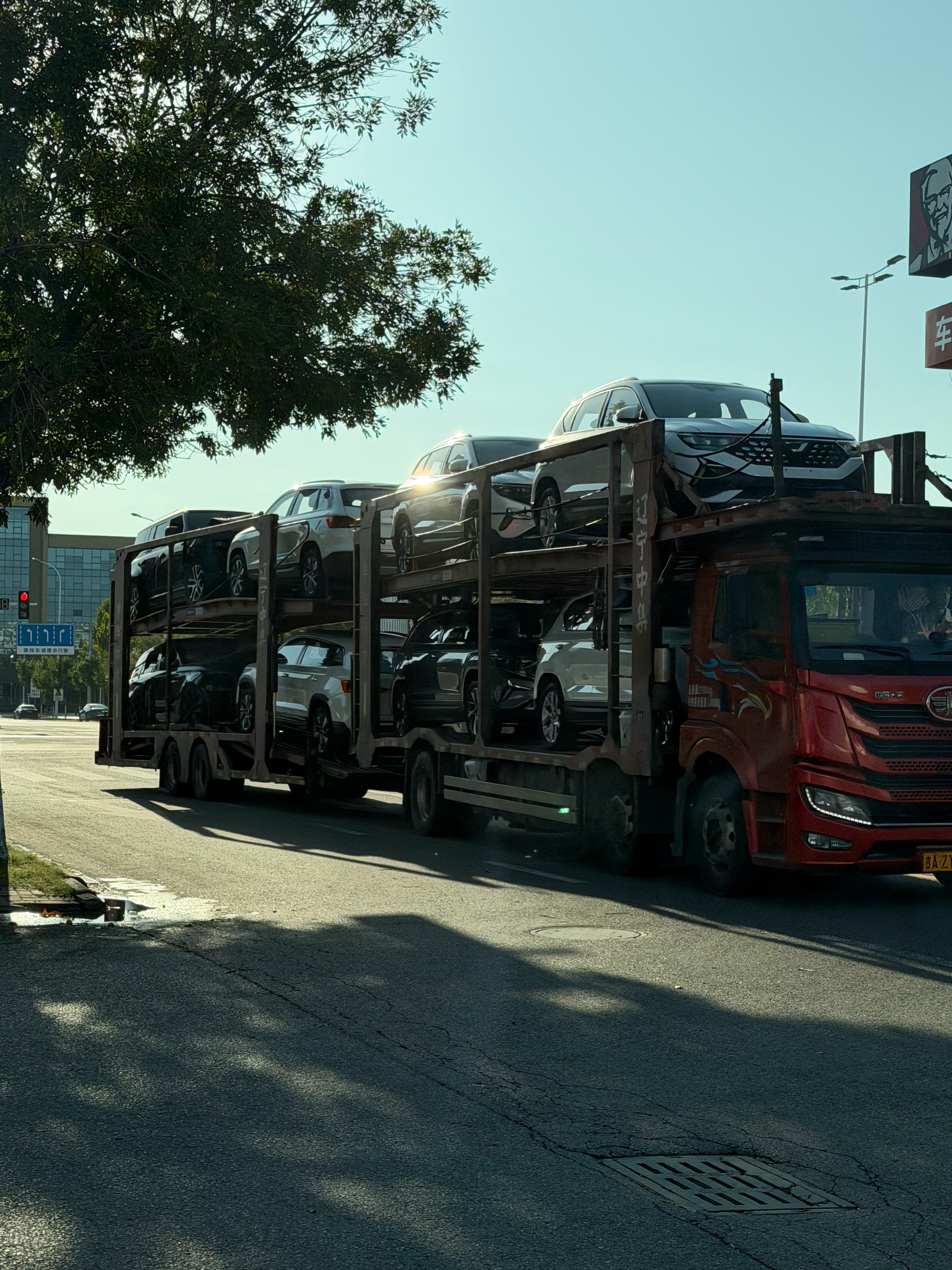 以为只是一台普通的板车，这俩卫士是啥情况啊？不会是碰撞实验的实验车吧  ​​​