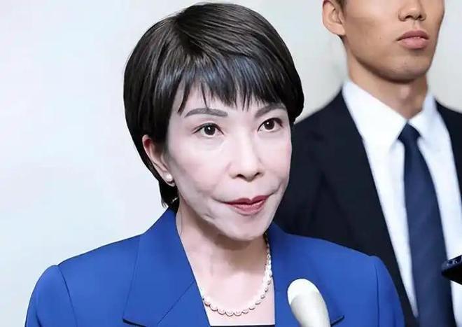 其实高市早苗是一个极不聪明的日本女人，又或者说她与安倍晋三其实都是日本极右翼的一