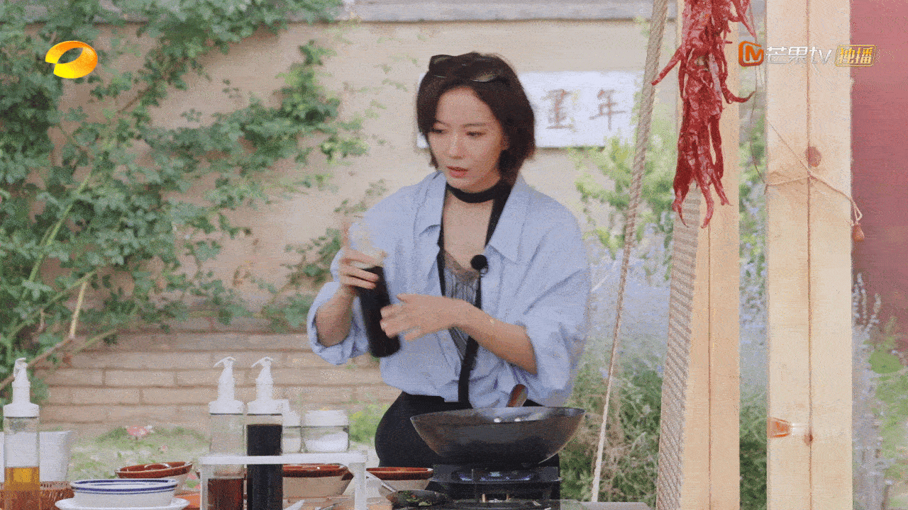 王珞丹炒菜倒酱油下死手王珞丹这个倒酱油转圈倒太吓人了哈哈哈哈 ​​​