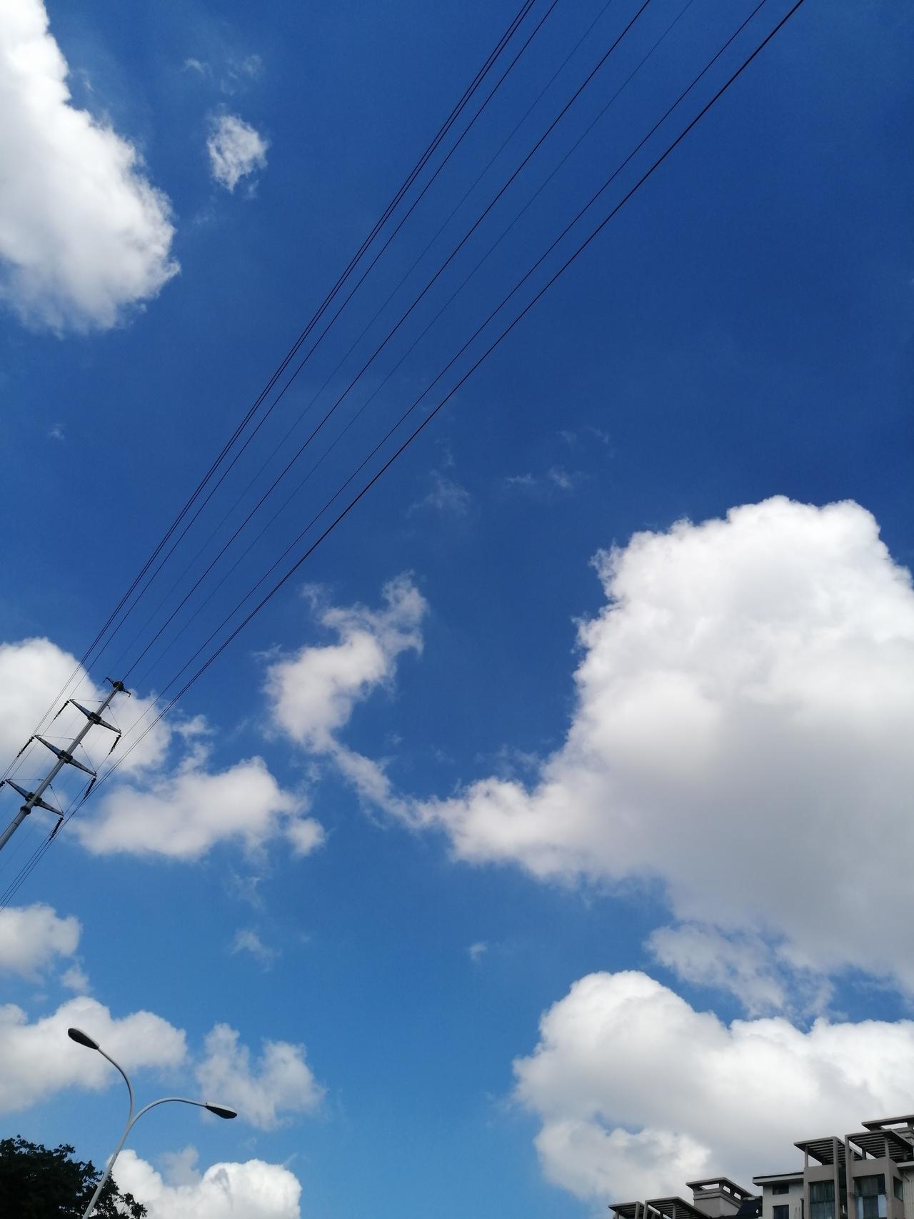 蓝天白云景色宜人，令人心旷神怡，随手拍摄几张照片，和友友们分享，并希望给大家带来