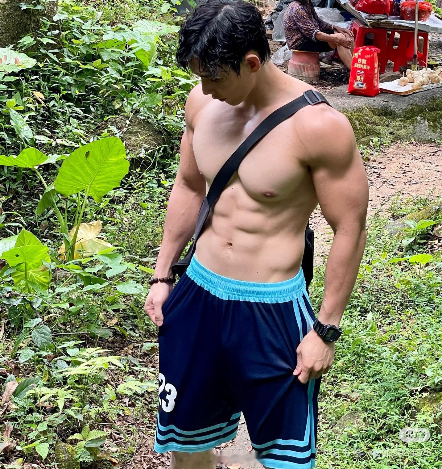 型男帅哥窝[超话] 旅游型男，胸肌饱满，巧克力腹肌超棒……[good][给力][