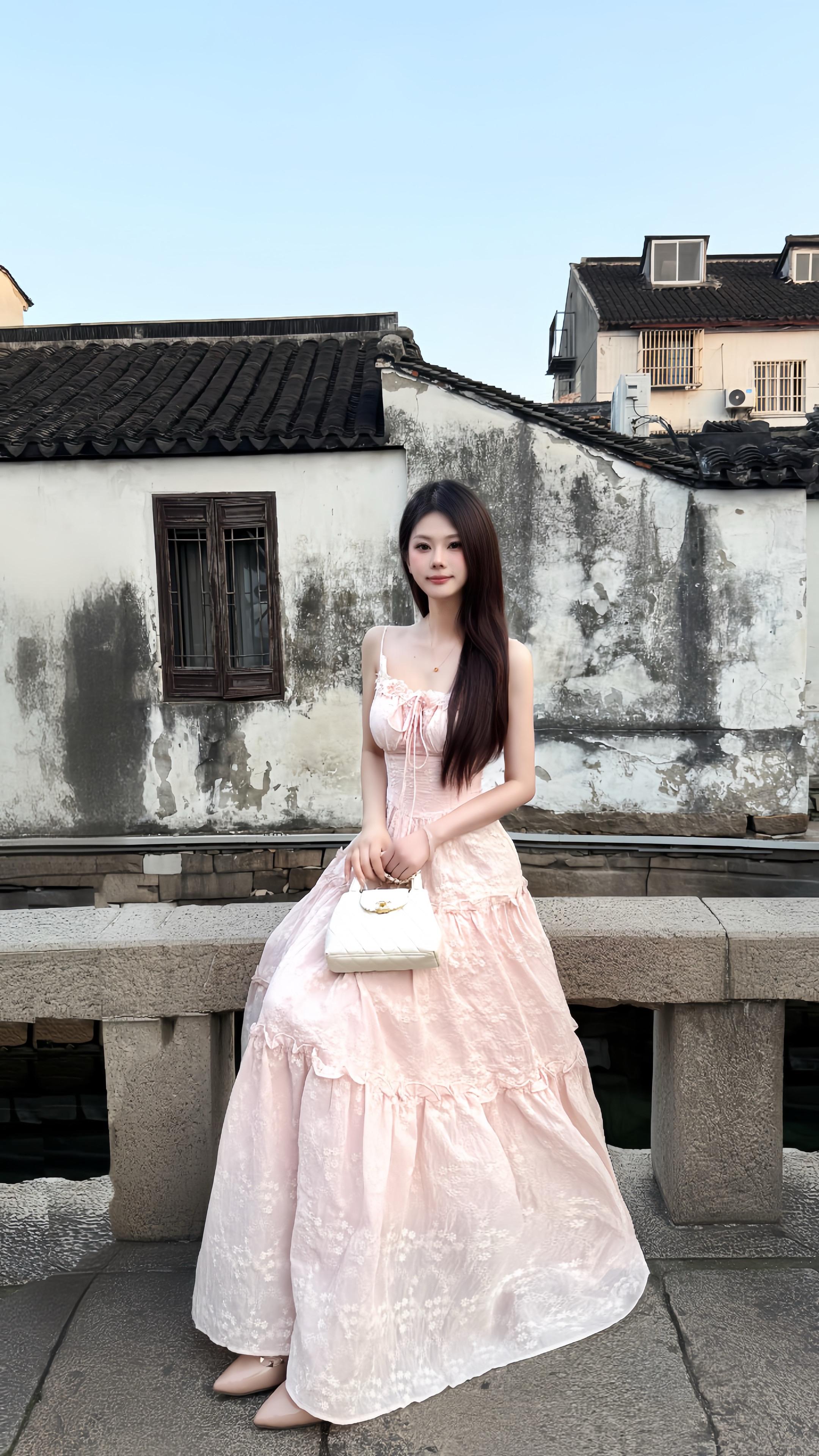 忽见粉蝶浅入窗 回望罗床唤君郎