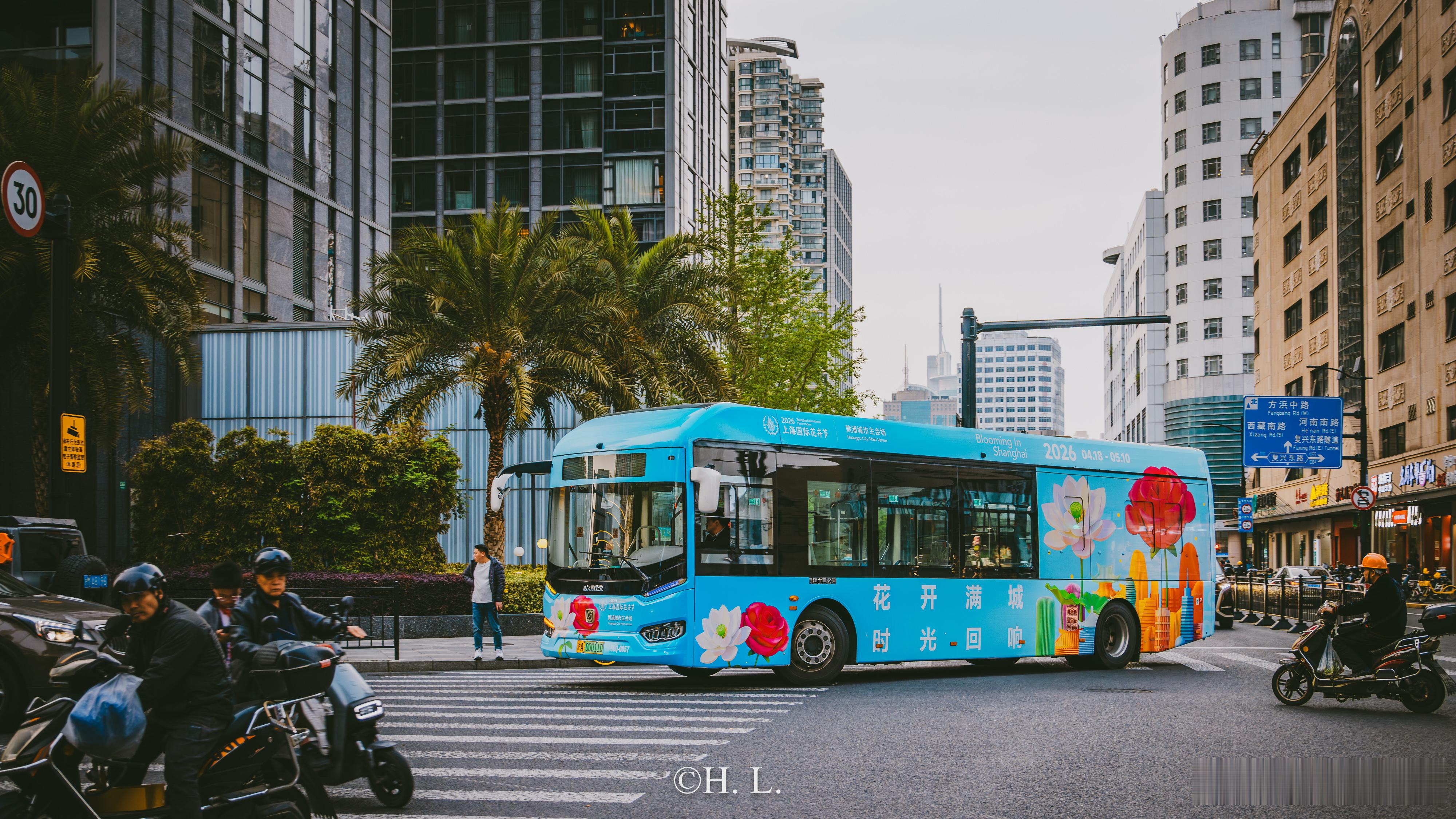 11路黄浦花卉节全身广告。 