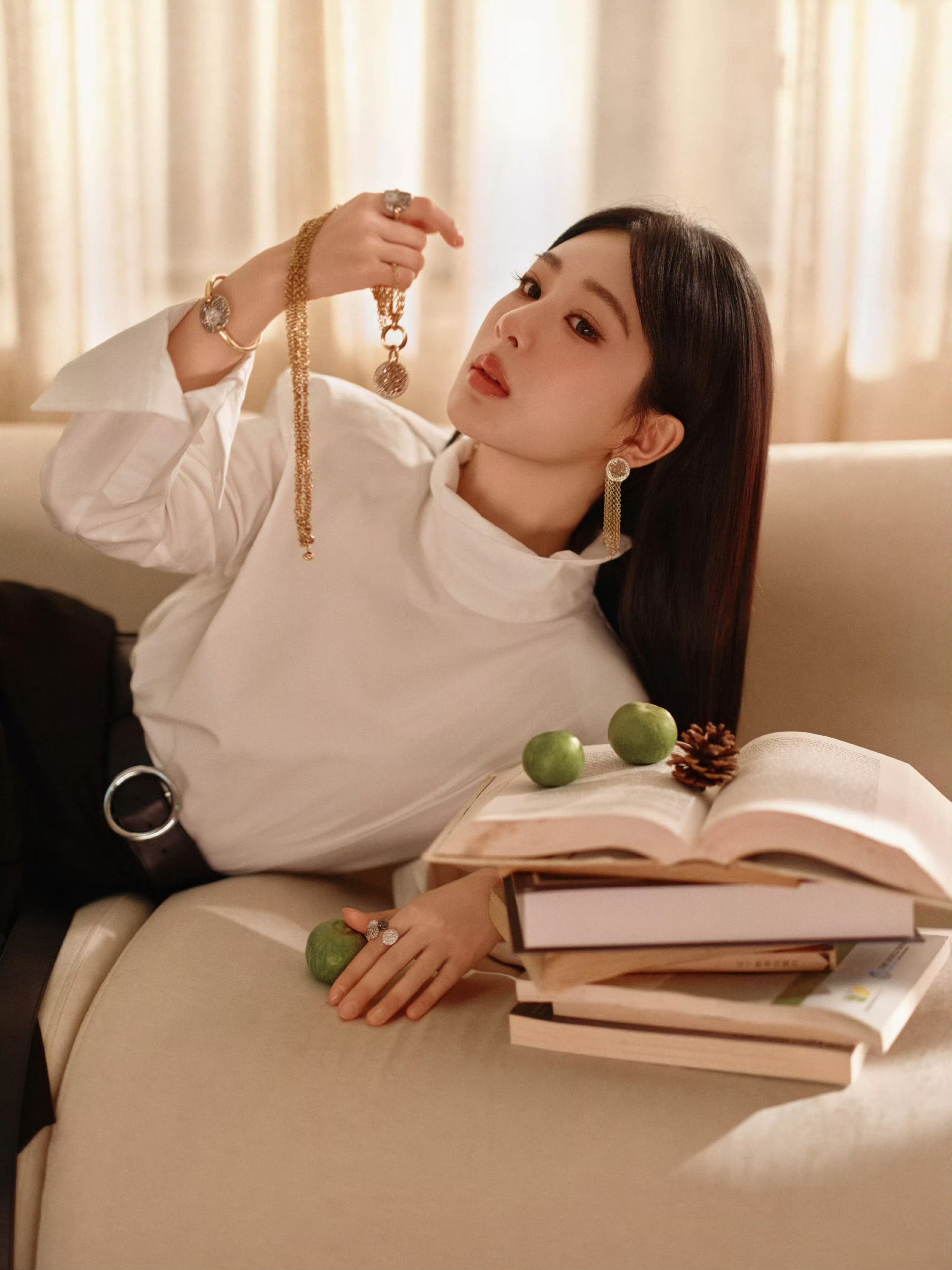金鹰奖出图金鹰奖相关写真正式释出，两套不同风格的造型各有亮点，优雅从容，自带成熟
