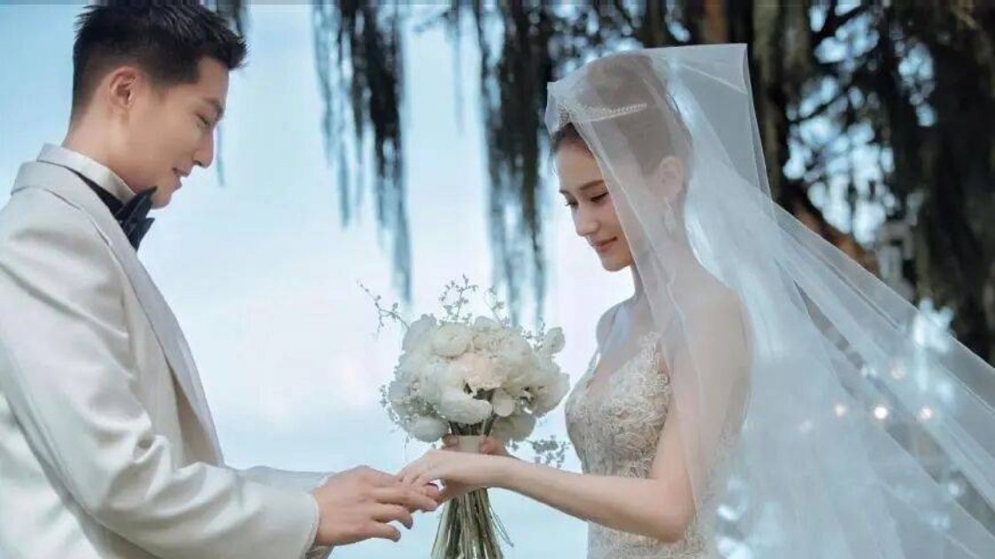 窦骁 何超莲10月18日，向太发视频警醒女生不要下嫁，以一位富家女下嫁男演员为例
