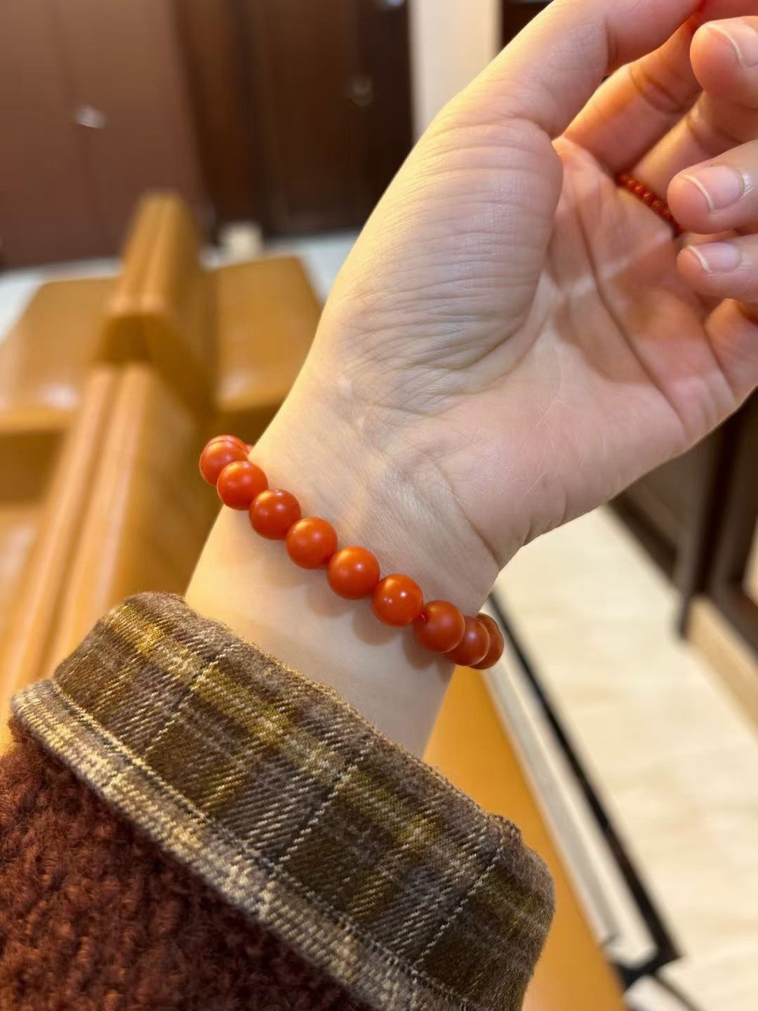 这是我老婆日常佩戴的保山南红，怎么看都高级！这是可以收藏的珠宝首饰，喜欢高货的推