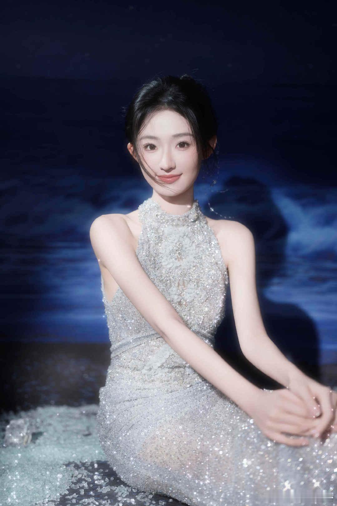 终于破案了！金鸡奖合影视频下，大家追问的易烊千玺旁的女生，是杨雨潼。星辰大海合照