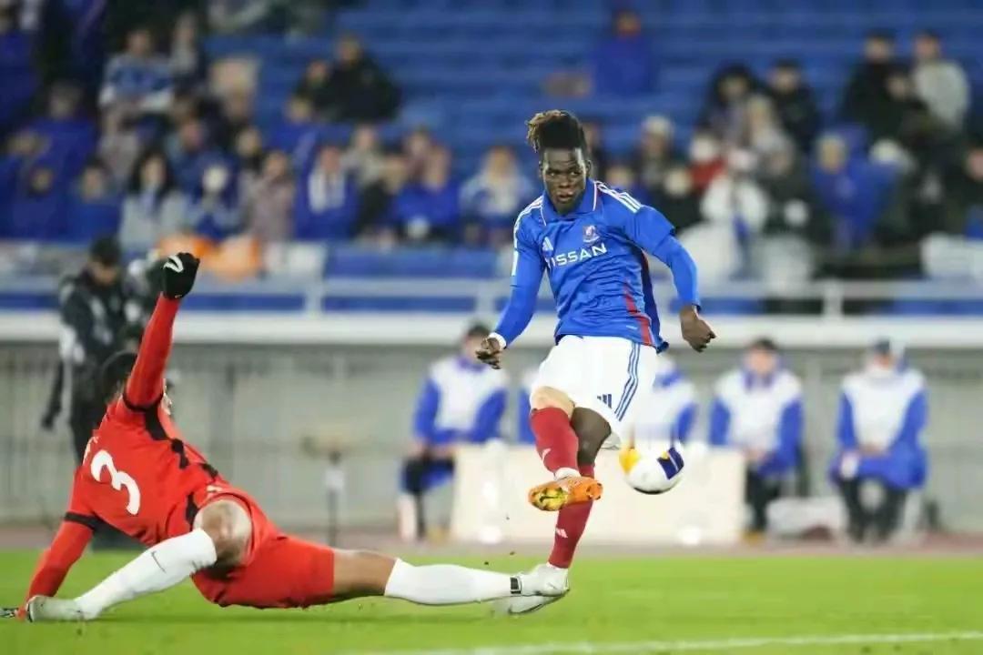 中超又迎来一位黑又硬，多哥球员租借海港[灵光一闪][灵光一闪][灵光一闪]