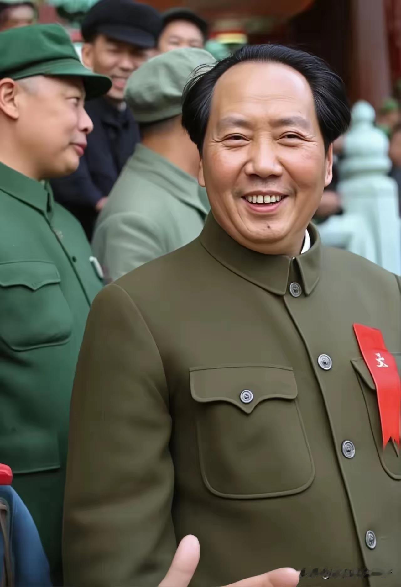 站在天安门城楼的毛泽东