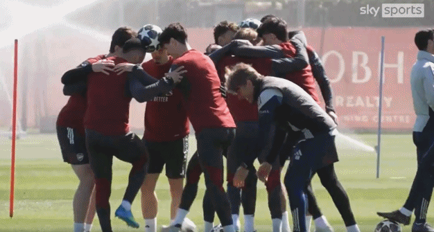 挺好的，四个人顶着球，别人就抢不下来了 阿森纳训练中玩起趣味小游戏，四名球员用头