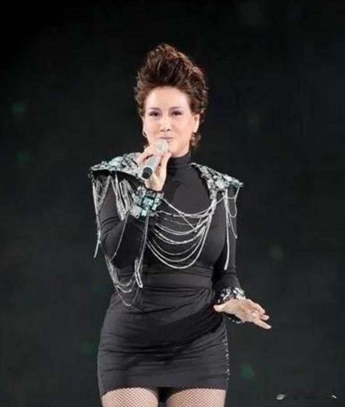 1983年，甄妮丈夫傅声因车祸身亡，看到她恢复单身后，很多富豪争着要追求她，只要