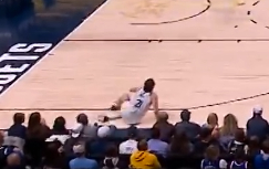 完了完了 又伤了  波斯特受伤了 🙏 一瘸一拐的回更衣室了 我说真的 勇士集体