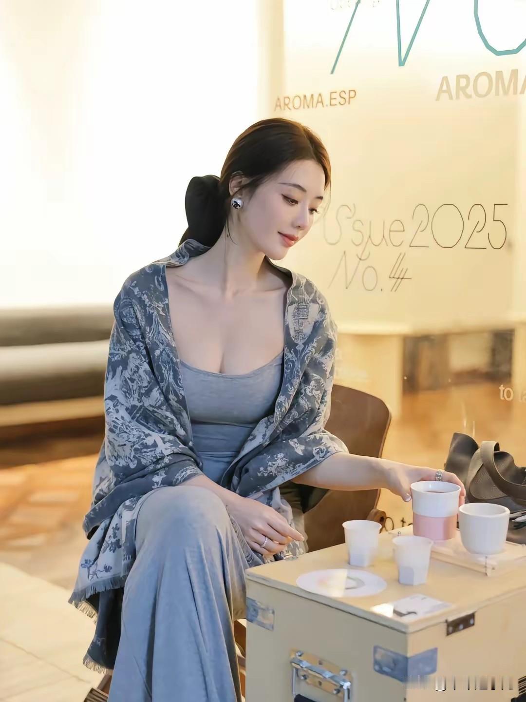 北京街拍成熟气质美女
 
秋日午后的北京街头，暖光漫过沿街的咖啡橱窗，随手定格的