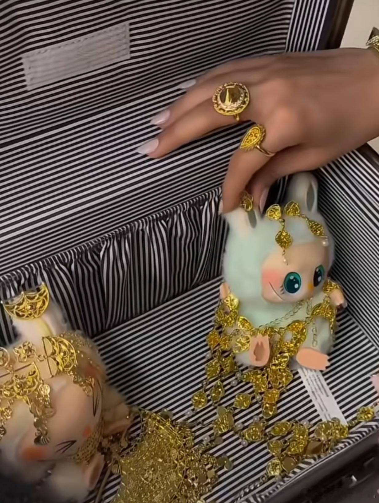 当迪拜人买了labubu好家伙，这个操作我是万万没想到的，我也想把自己装到箱子里
