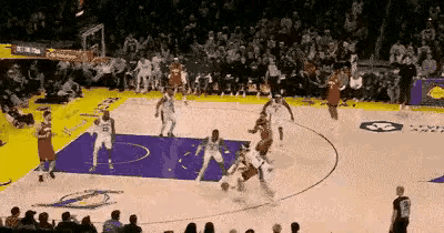 论快攻，第一个想到的时候是谁？
没错，他就是已经41岁高龄的勒布朗詹姆斯
在快攻