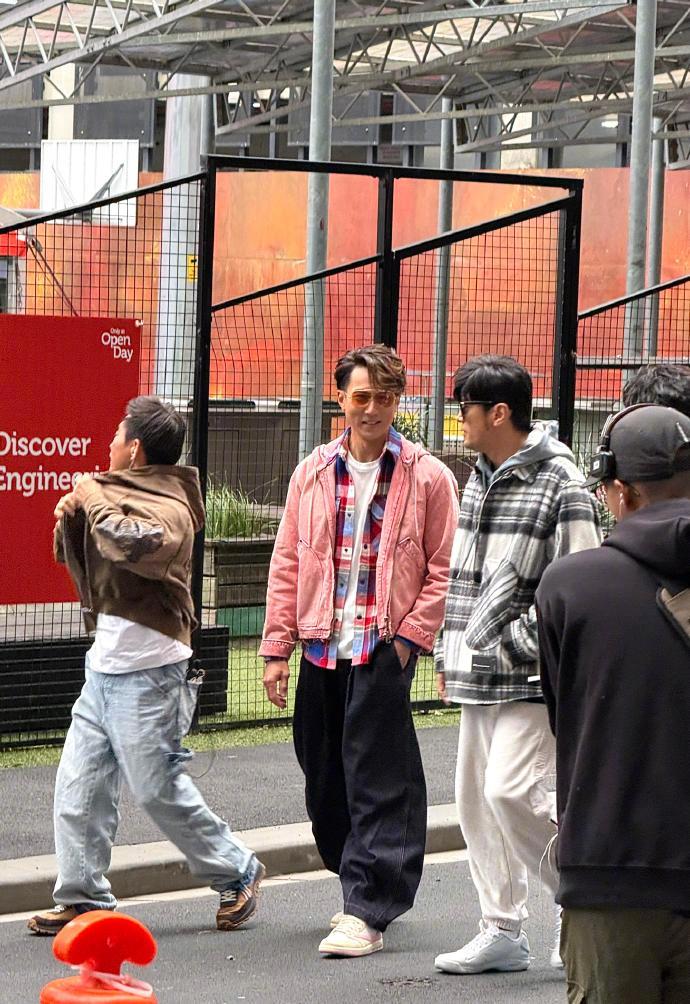 周杰伦私生子风波后首现身有网友在墨尔本偶遇周杰伦，周杰伦看上去很开心，心情完全没
