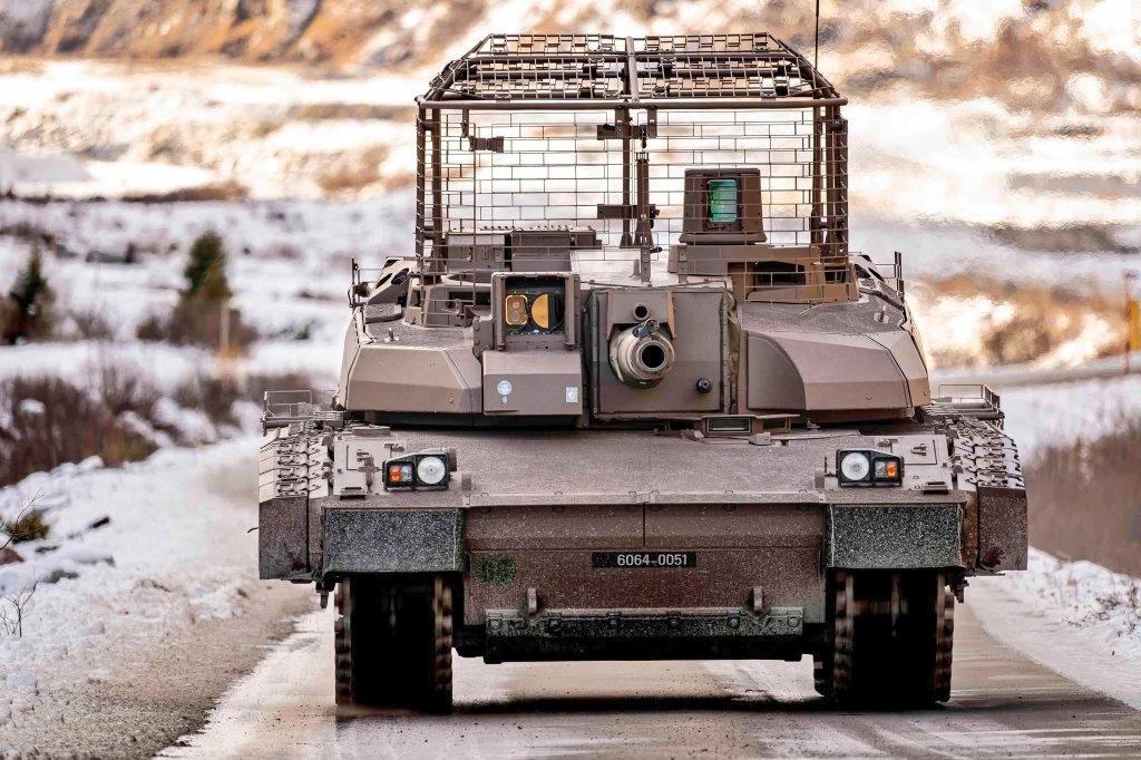 法国陆军勒克莱尔XLR主战坦克，带炮塔笼。法国陆军的勒克莱尔主战坦克部署在瑞士，