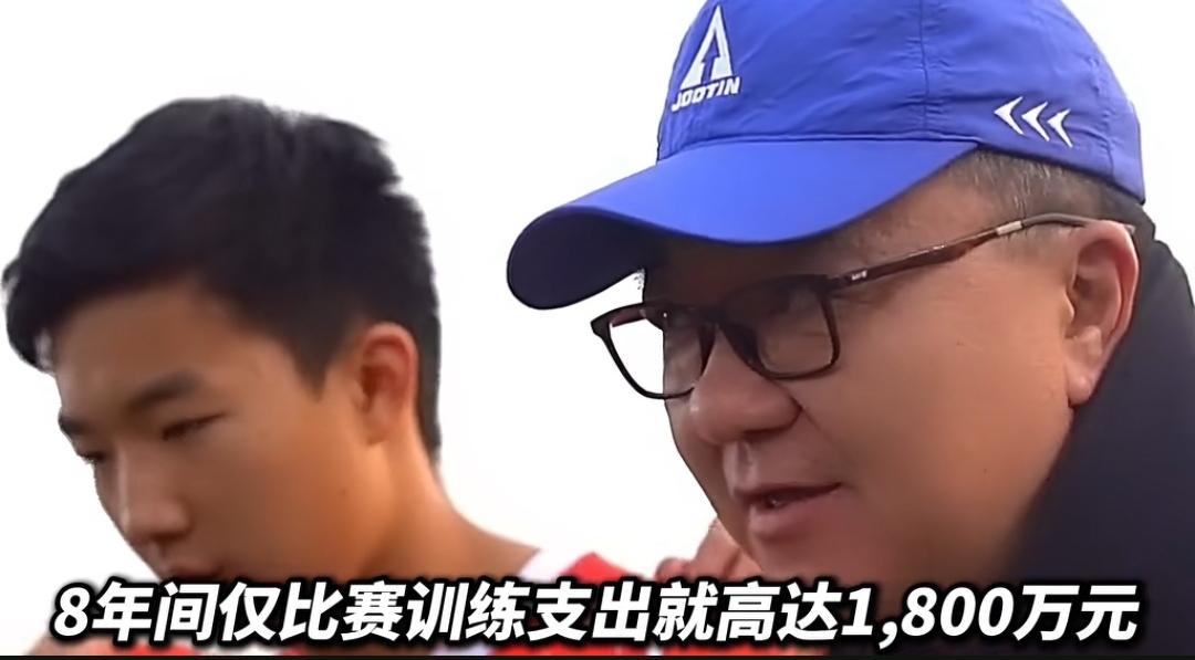 谁为足球青训买单？
（如图所示）传统上的足球青训，是要签订长约，锁定学员，等小学