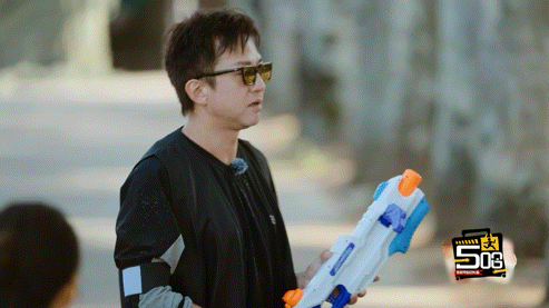 马頔我不干净了哈哈哈哈哈马頔属实是五哈的委屈担当，捡到专属雨披本想安心做任务，却