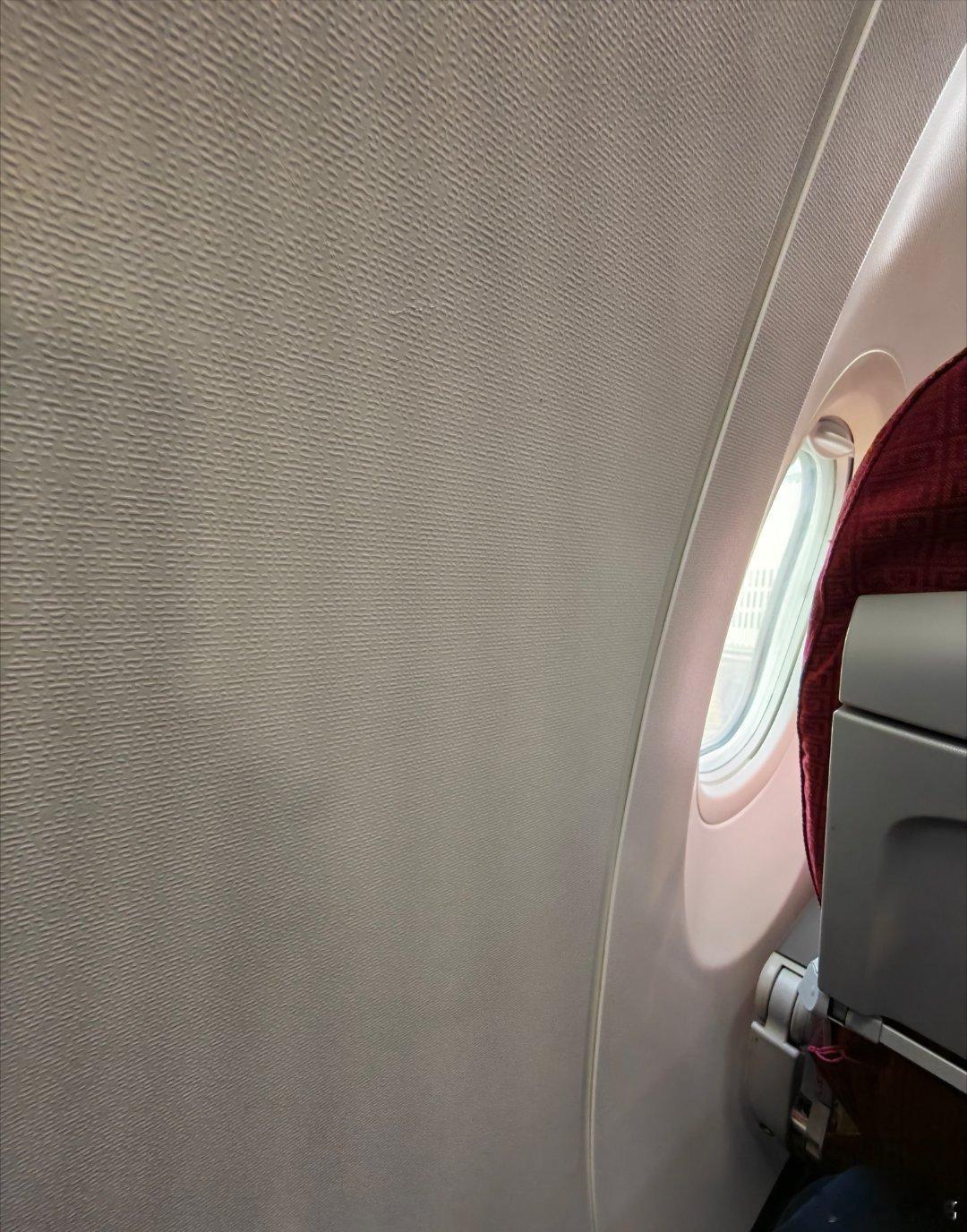 尴尬了，选了个靠窗的座位，结果没有窗户。 