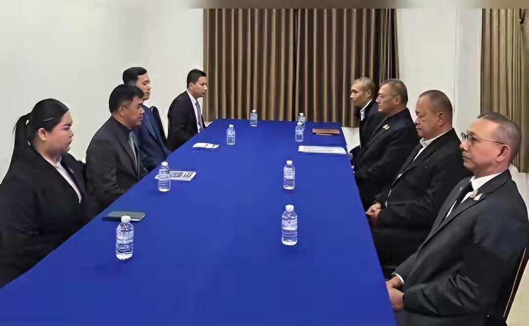 快讯 快讯！
泰国柬埔塞公开宣布了

持续20多天泰柬边境冲突终于迎来和平希望。