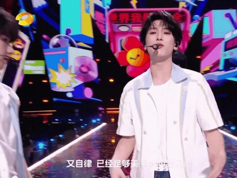 严浩翔歪头杀 严浩翔ending神图严浩翔歪头杀，咱就说这个ending神图，谁