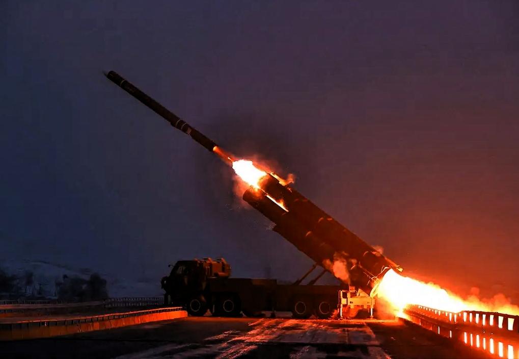 朝鲜十枚弹道导弹齐射，落点竟是日本家门口，高市百思不得其解，自己怎么就成了朝鲜瞄