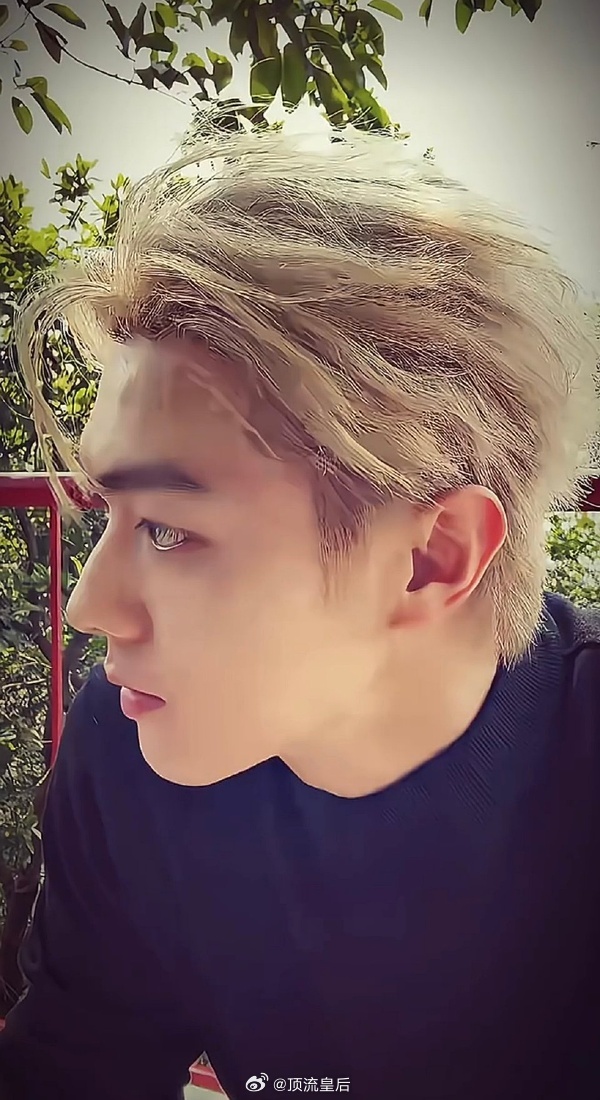 许凯生日直播太有节目了，纯素颜爬山，网络虽卡但出神图。 