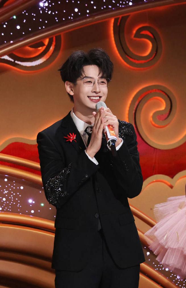 齐思钧官宣分手：我们认真考虑并共同决定。
刘梦章则表示：分手已有半年，他想象的未