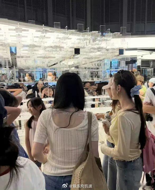 偶遇董璇母女逛首尔街头，小酒窝软萌乖巧，和妈妈同框像一对姐妹花董璇小酒窝韩国逛街