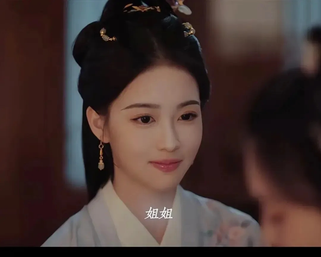 第一次见到侧脸这么虐的女演员，九重紫女二正脸像极了瓷娃娃，乖巧又可爱，但是那个侧
