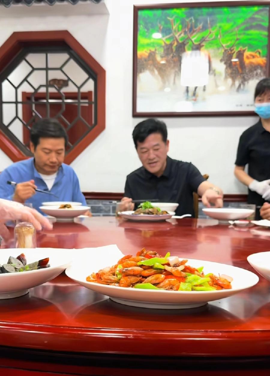 雷军到访盐城大丰，区领导全程陪同，吃丰盛早茶，考察中汽股份汽车试验场，逛街吃小吃