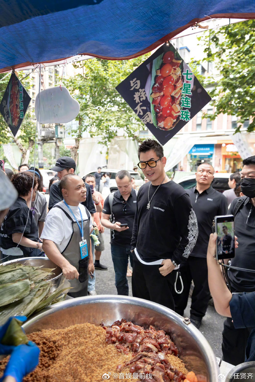 任贤齐在成都体验包粽子 任贤齐成都演唱会buff叠满 三喜临门的好日子！过生日吃