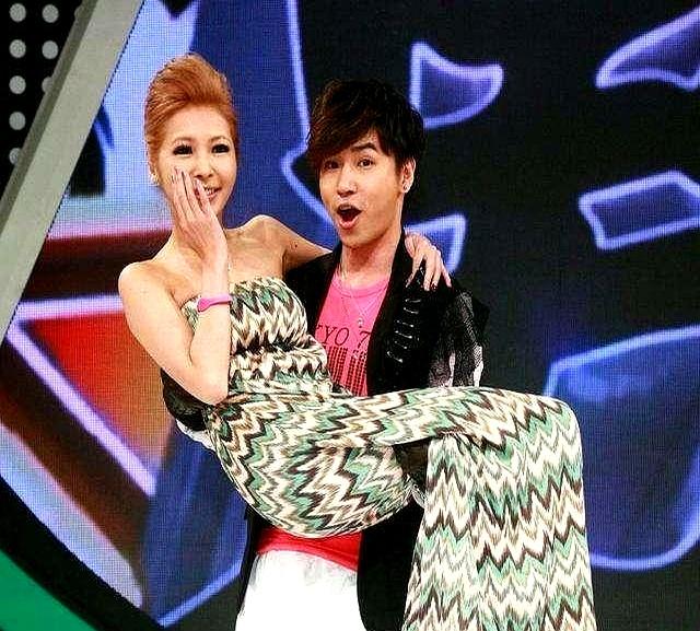 原来当年的姐妹团，从来不是平等的。
大S单身时，台北信义区的公寓客厅是据点。