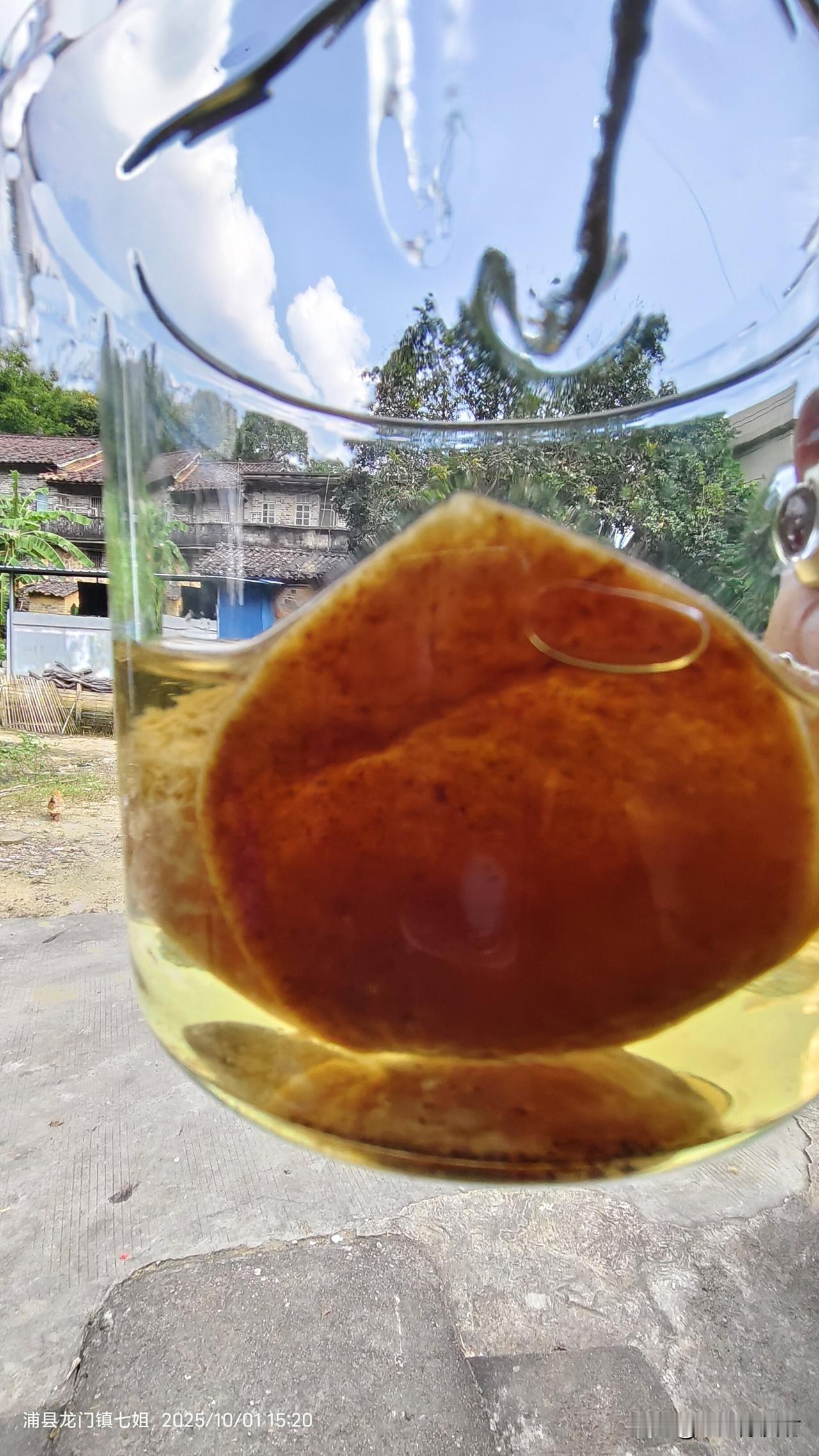 上联：一山一水一风景，如何对下联一茶一酒一人生。以“闲趣”点出茶酒相伴的悠然，与