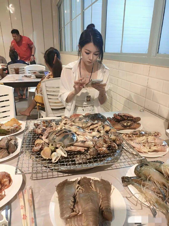 这一桌海鲜大餐多少钱呢？